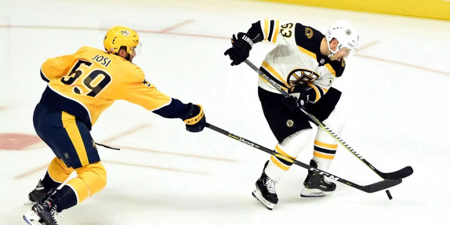 Roman Josi (links, Nashville Predators) kämpft mit Brad Marchand (Boston Bruins) um den Puck.