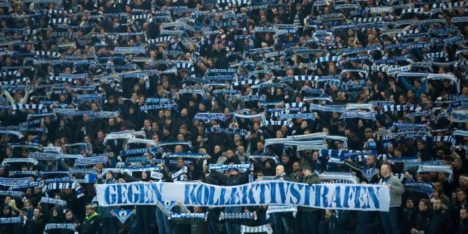 Herthas Fans in der Ostkurve zeigen ein Transparent «Gegen Kollektivstrafen».