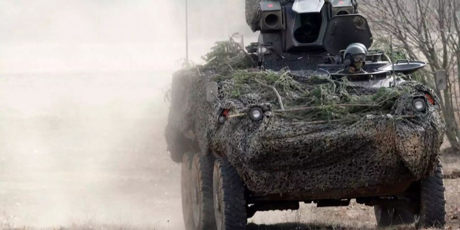 Ein Radschützenpanzer des Typs Piranha der Schweizer Armee im Einsatz.