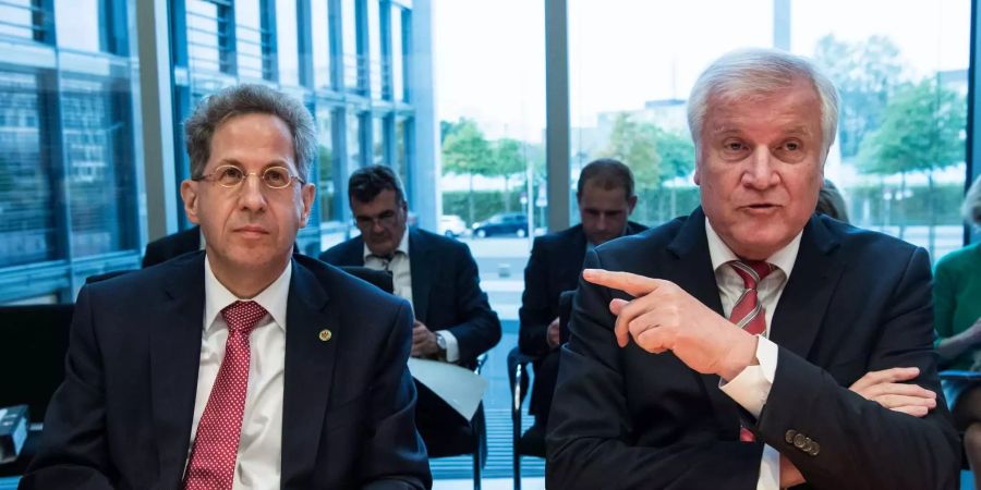 Horst Seehofer (r, CSU) und Hans-Georg Maassen sitzen im Deutschen Bundestag.