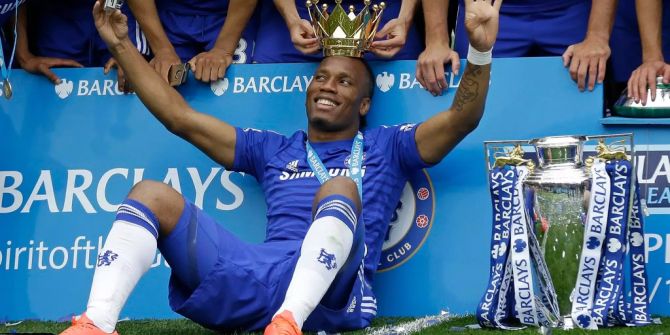 Didier Drogba feiert mit seinen Teamkollegen den Premier-League-Titel im Jahr 2015.