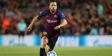 Jordi Alba vom FC Barcelona spielt den Ball.