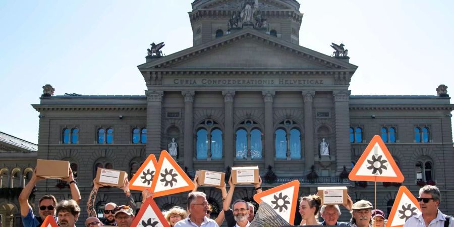 Die Menschen posieren auf dem Bundesplatz während der Einreichung der Petition «Fischereiverband» bei der Bundeskanzlei, am Donnerstag, 20. September 2018, in Bern.