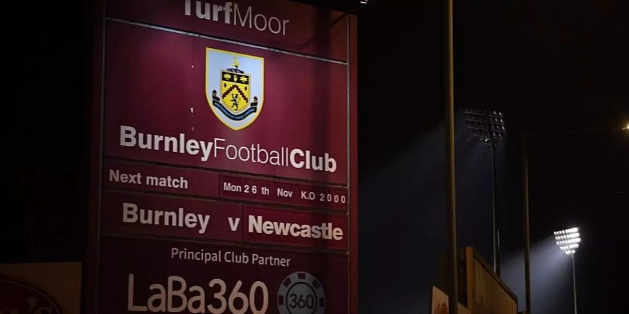 Eine Informations-Tafel vor dem Stadion in Burnley.