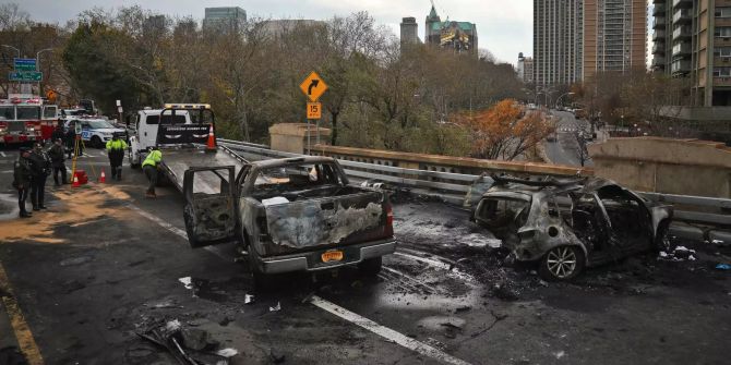 Zwei ausgebrannte Fahrzeuge stehen nach einem Unfall auf der Brooklyn Bridge.