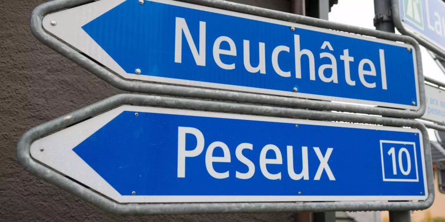 Die Strassenschilder von Peseux und Neuenburg.