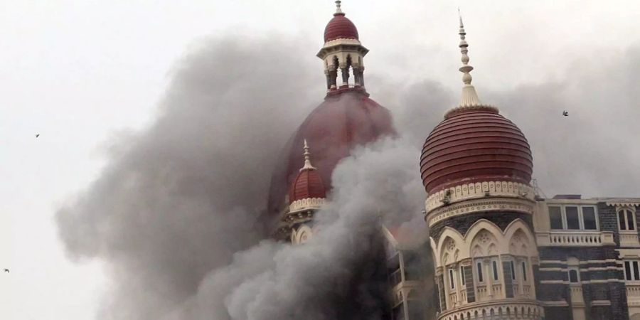 Das Taj Hotel in Mumbai geht in Flammen auf.