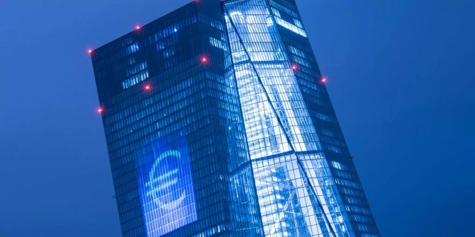 Ein Eurozeichen wird beim Lichtspektakel «Luminale» in Frankfurt am Main auf die Fassade der Europäischen Zentralbank (EZB) projiziert.