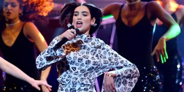 Dua Lipa tritt bei der 70. Verleihung des Medienpreises Bambi auf.
