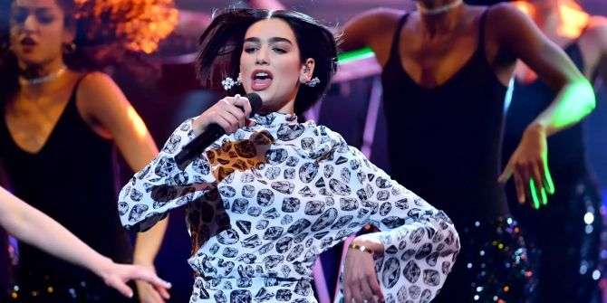 Dua Lipa tritt bei der 70. Verleihung des Medienpreises Bambi auf.