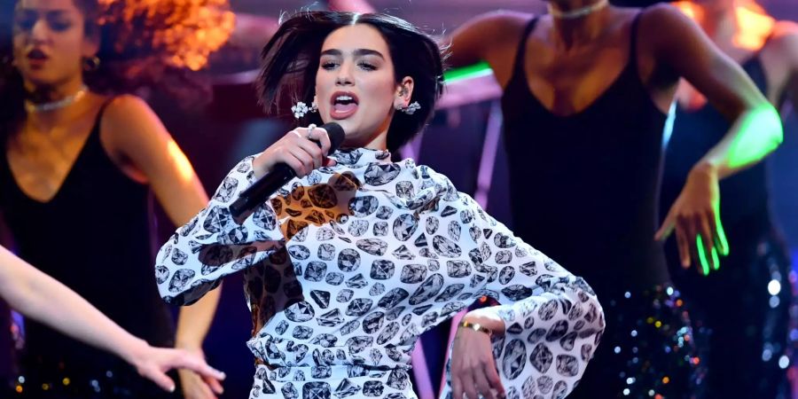 Dua Lipa tritt bei der 70. Verleihung des Medienpreises Bambi auf.