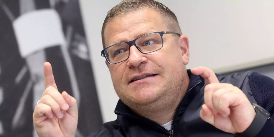 Max Eberl, Sportdirektor bei Borussia Mönchengladbach, beantwortet Fragen eines Journalisten.