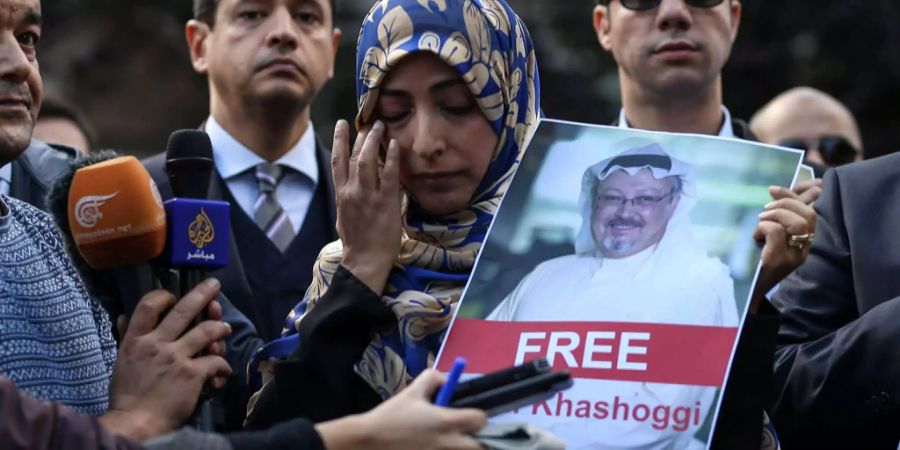 Eine Frau hält ein Schild zum saudiarabischen Journalisten Jamal Khashoggi.