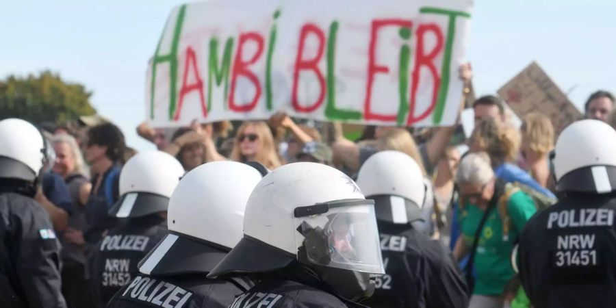 Teilnehmer einer Demonstration gegen die Rodung des Waldes halten am Hambacher Forst ein Transparent mit den Worten «Hambi bleibt»