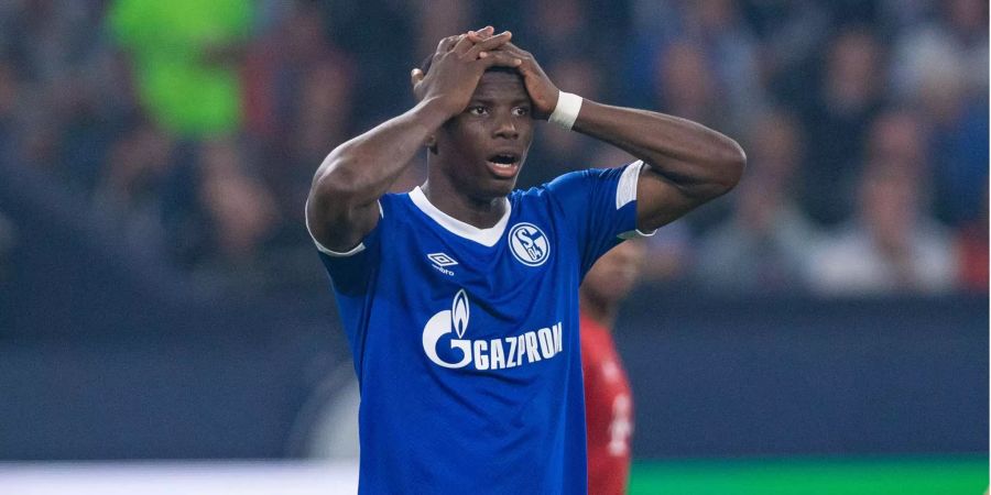 Schalkes Breel Embolo schlägt die Hände über den Kopf zusammen.