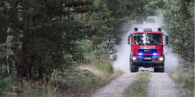 Ein Löschfahrzeug der Feuerwehr fährt zu einem Einsatz. Ein Löschfahrzeug der Feuerwehr fährt zu einem Einsatz.