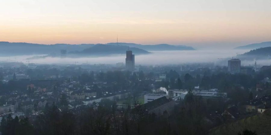 Nebel breitet sich in der Dämmerung über Winterthur aus.