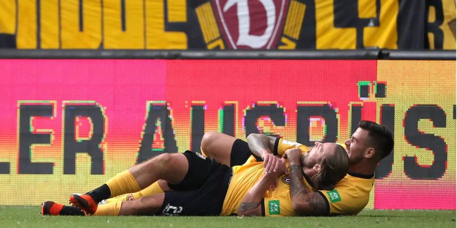 Patrick Ebert (vorne) jubelt über sein 2:1 für Dynamo Dresden und wird von Dario Dumic umarmt.