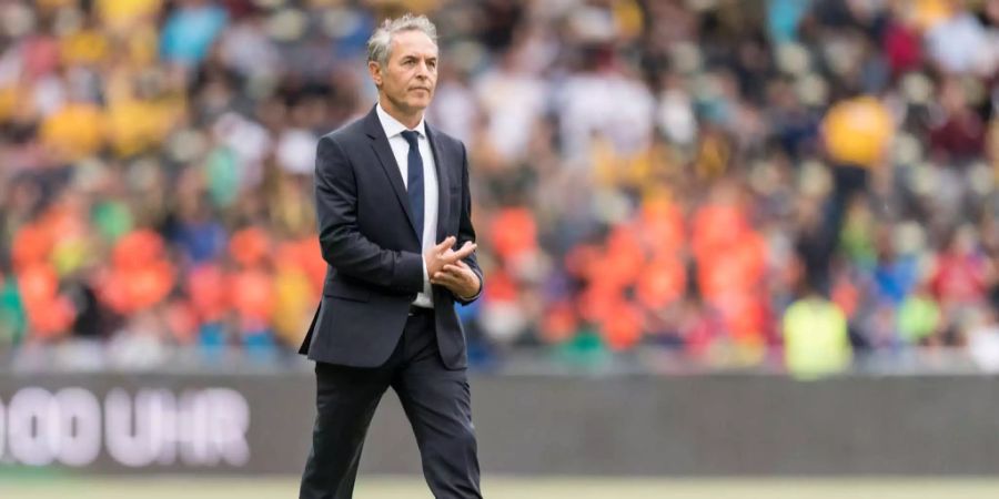 Basels Trainer Marcel Koller verlässt in der Halbzeit beim Fussball-Meisterschaftsspiel der Super League, des BSC Young Boys gegen den FC Basel im Stade de Suisse in Bern das Spielfeld.