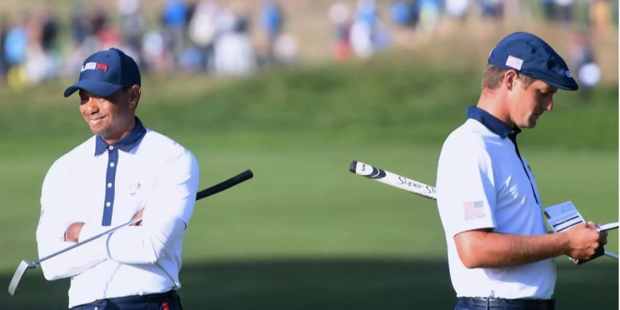 Tiger Woods und Bryson Dechambeau auf dem Golfplatz des Ryder Cups 2018.