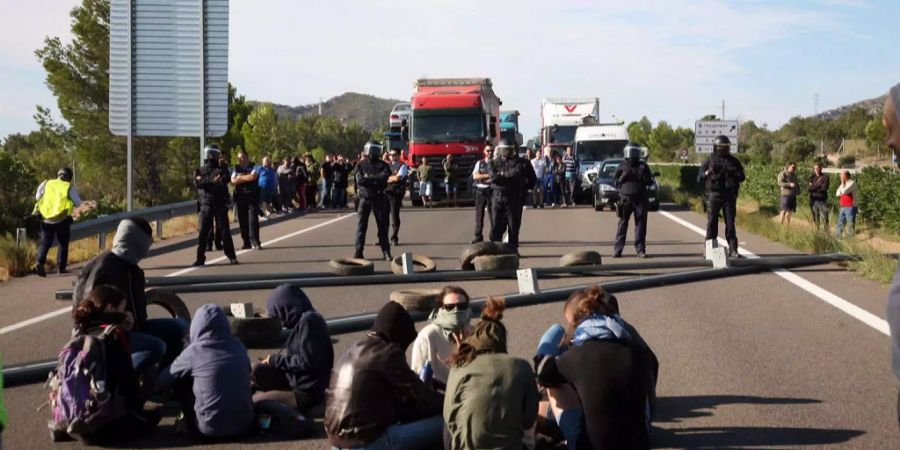 Separatisten blockieren mit einem Sitzstreik die Autobahn AP-7 in Katalonien.