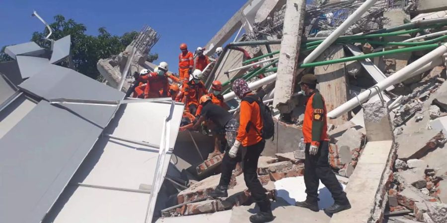 Rettungskräfte suchen nach dem Erdbeben und Tsunami auf der indonesischen Insel Sulawesi nach Überlebenden.