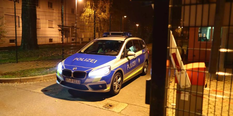 Ein Polizeifahrzeug verlässt die Asylunterkunft in Bamberg.