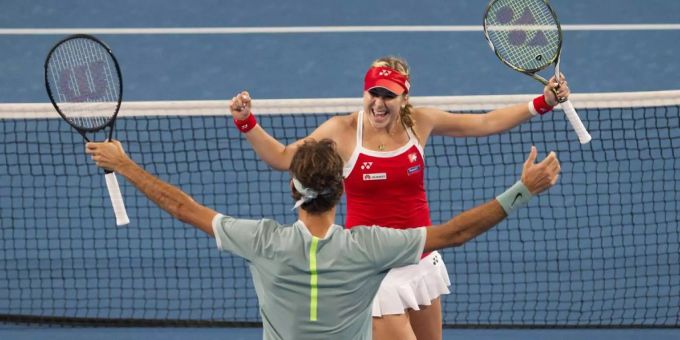 Bencic und Federer freuen sich über den Sieg. Bencic und Federer freuen sich über den Sieg.
