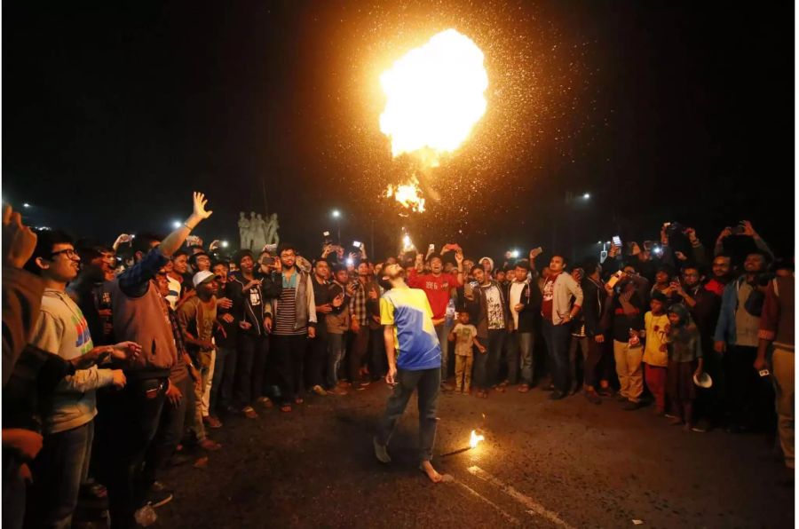 Ein Feuerspucker speit in Dhaka (Bangladesch) Feuer zum Jahreswechsel 2018.