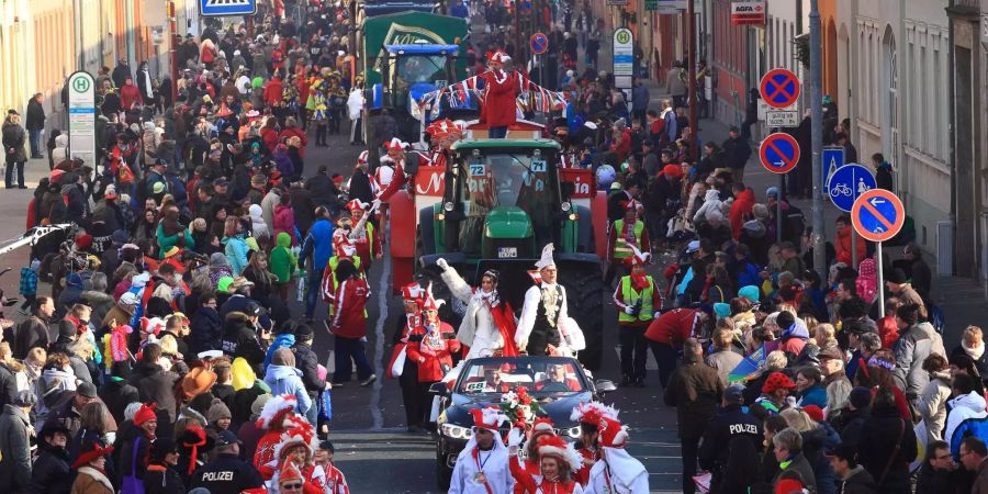 Am Rosenmontagsumzüge in Sachsen-Anhalt geht es bunt zu und her.