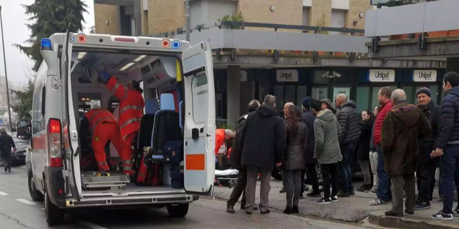 Am letzten Samstag hat ein bewaffneter Mann aus einem Auto geschossen und mehrere Menschen verletzt.