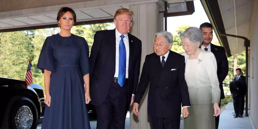 Japans Kaiser Akihito und seine Frau Kaiserin Michiko begrüssen in Tokio US-Präsident Donald Trump und seine Frau Melania Trump.