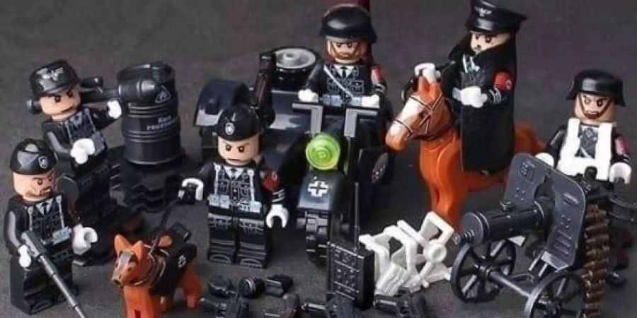 Der Anbieter aus Kriens LU modifizierte die Lego-Figuren im Stil der deutschen Wehrmacht.