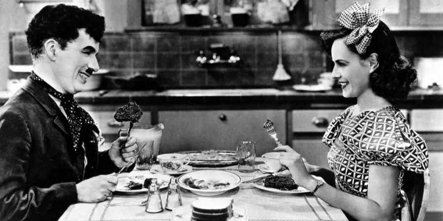 Chaplin in «Modern Times» beim Essen. Zu Hause mussten die Kinder pünktlich um Viertel vor sieben zum Dinner antraben.