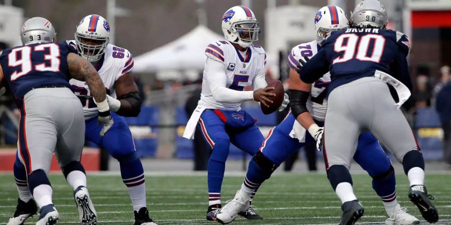 Trotz 16:13-Führung zu Beginn des dritten Drittels verlieren die Buffalo Bills die Partie gegen die New England Patriots noch mit 16:37. Quarterback Tyrod Taylor gelingt auch im zweiten Spiel gegen die Patriots kein Touchdown. Ganz aus dem Playoff-Rennen sind die Bills noch nicht, sie sind aber auf Schützenhilfe angewiesen und müssen auswärts Miami schlagen. Das dürfte auch dieses Jahr nichts werden.