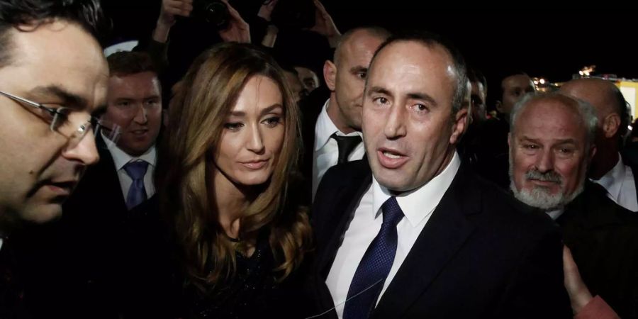 Kosovos Regierungschef Ramush Haradinaj hat seinen Lohn auf umgerechnet 45'000 Franken pro Jahr verdoppelt. Das führte zu Protesten im Land.