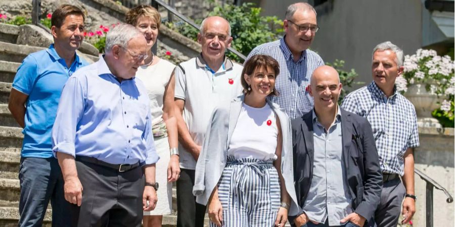 Zu den Topverdienern zählt der Schweizer Bundesrat. 2017 verdiente ein Bundesrat 445'163 Franken brutto. Dazu kommt eine Spesenpauschale von 30'000 Franken. Bundespräsidentin Doris Leuthard erhielt zudem einen Zustupf von 12'000 Franken für ihr Amt.