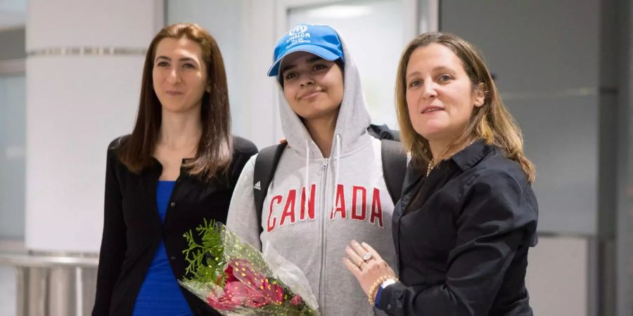 Rahaf Mohammed al-Kunun mit der kanadischen Aussenministerin.