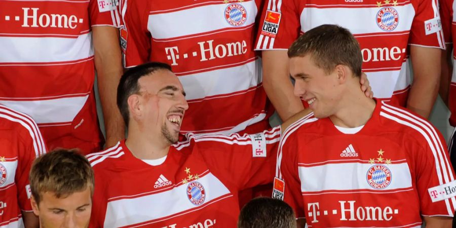 Franck Ribery (l) und Lukas Podolski lachen.