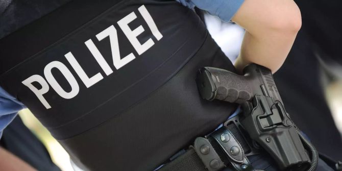 Eine Polizeibeamtin trägt hre Dienstwaffe am Gürtel.