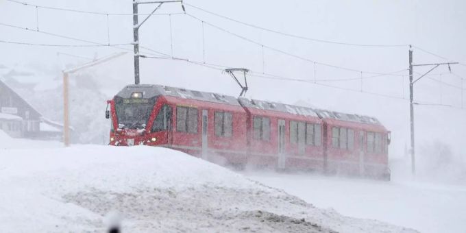 Starke Schneefälle - Zugverkehr im Engadin teilweise unterbrochen
