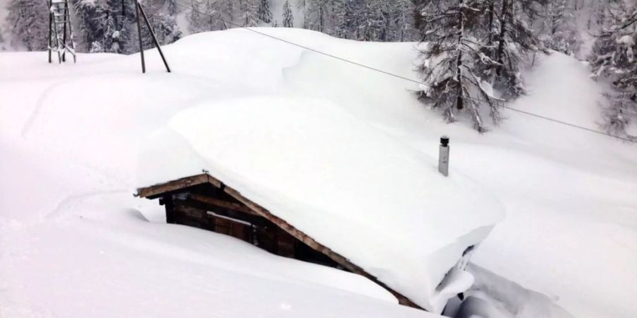 Eine Hütte in Zermatt im Schnee begraben.