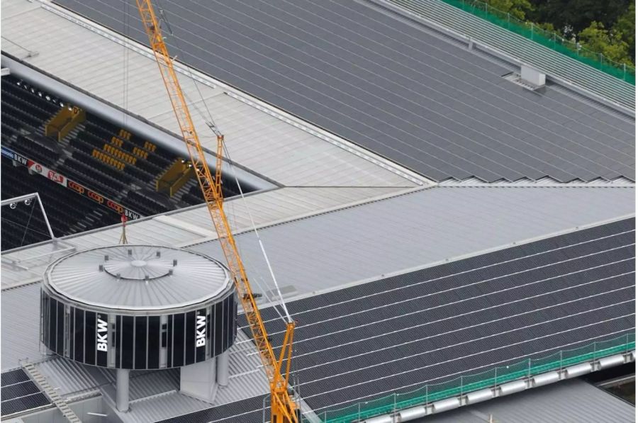 Auf dem Dach des Berner Wankdorf-Stadions gibt es 12'000 Quadratmeter Solarzellen jährlich 1,3 Millionen Kilowattstunden Elektrizität erzeugen, was dem Konsum von 400 Wohnungen entspricht.