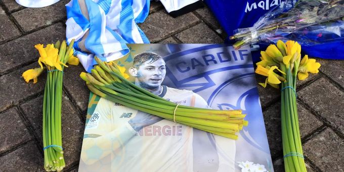 Emiliano Salas Flugzeug soll gefunden worden sein. Gedenkstätte für den Fussballer Emiliano Sala.