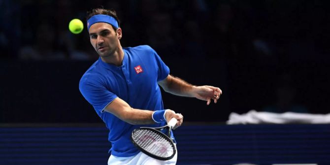 Roger Federer spielt einen Stoppball.