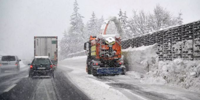 Autos fahren über eine verschneite Autobahn. (Symbolbild) Schneechaos in Österreich