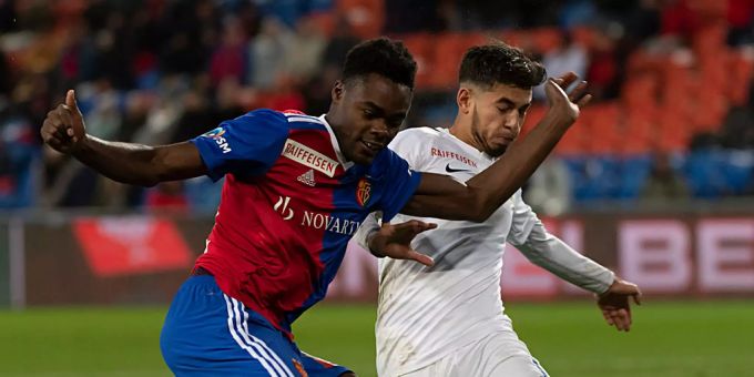 Dimitri Oberlin (FCB, links) im Zweikampf mit Hakim Guenouche (FCZ). Dimitri Oberlin FCB