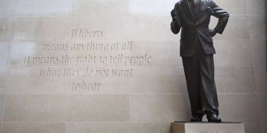 Eine Bronzefigur des britischen Schriftstellers George Orwell vor dem Broadcasting House in London. Foto: Philip Toscano/PA Wire