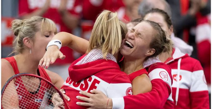 Das Schweizer Fed-Cup-Team feiert den Sieg über Italien. Das Schweizer Fed-Cup-Team feiert den Sieg über Italien.