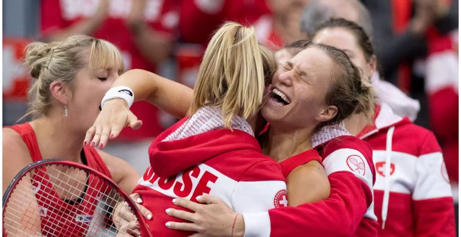 Das Schweizer Fed-Cup-Team feiert den Sieg über Italien.